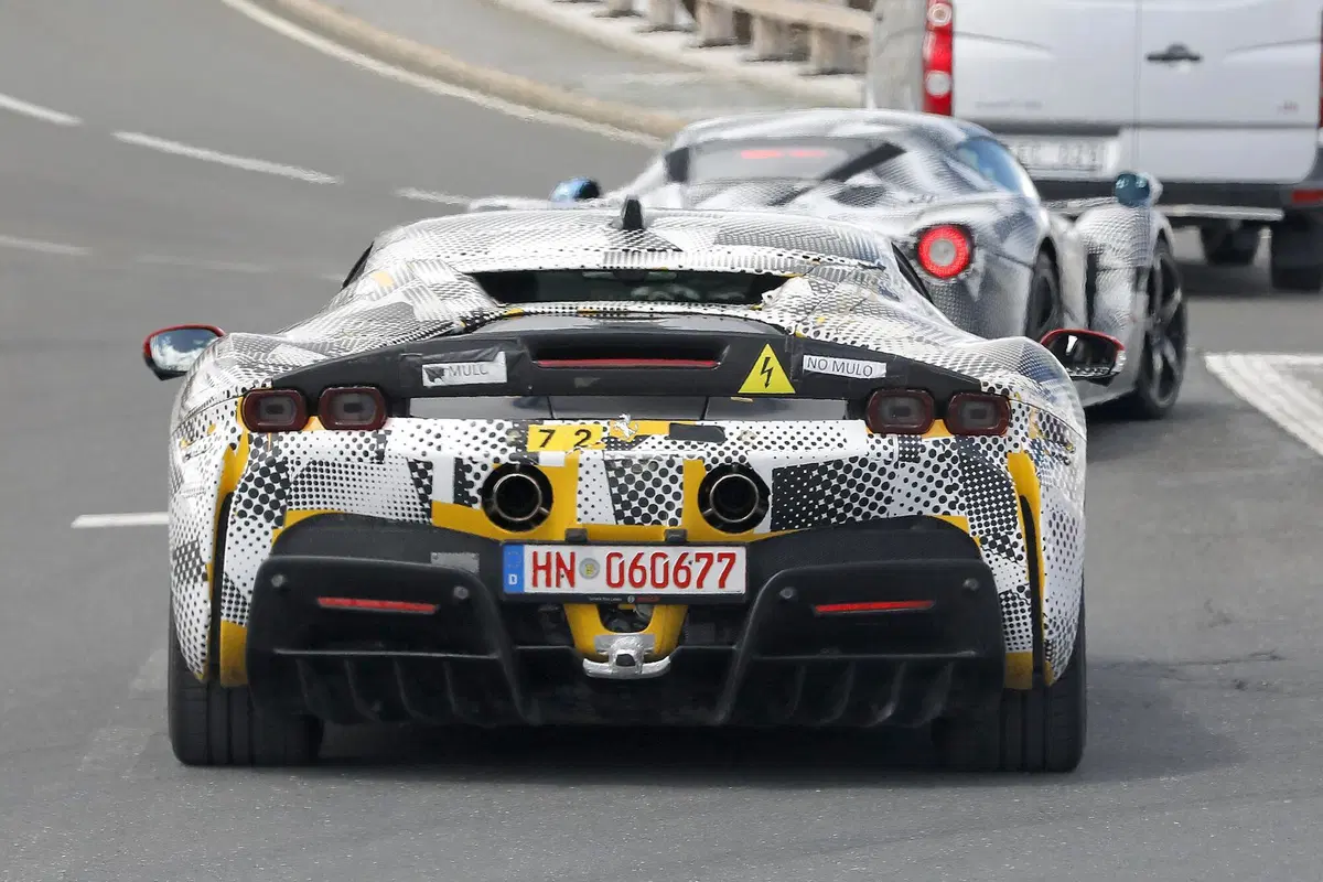 Ferrari SF90 Stradale, in arrivo una versione speciale? Le foto spia (5)