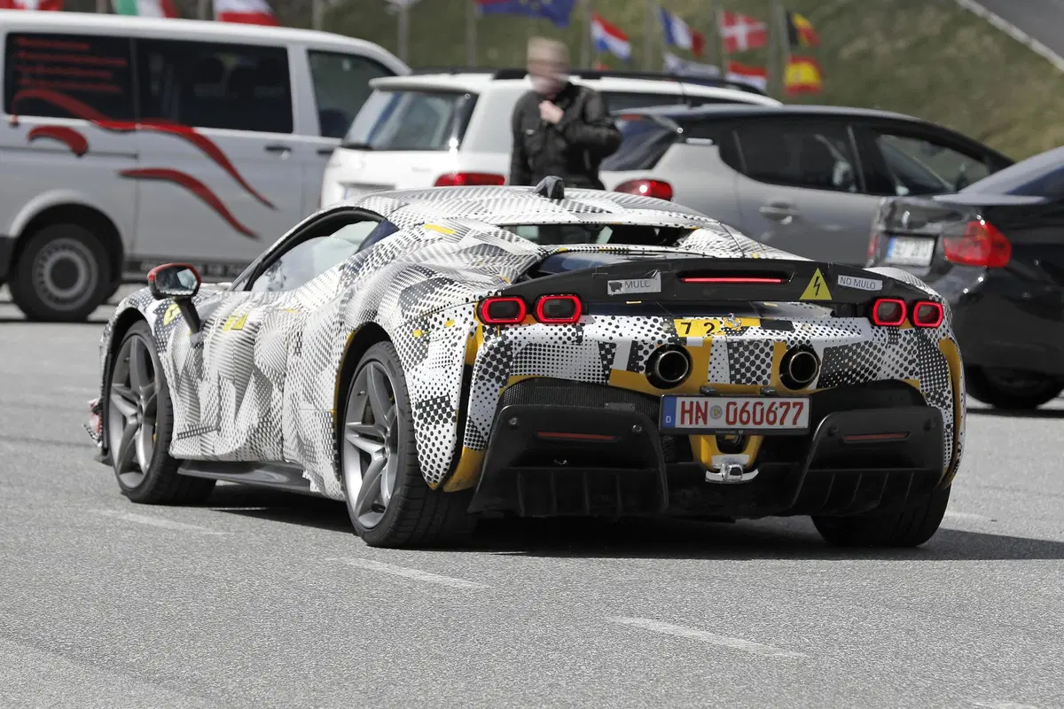 Ferrari SF90 Stradale, in arrivo una versione speciale? Le foto spia (6)