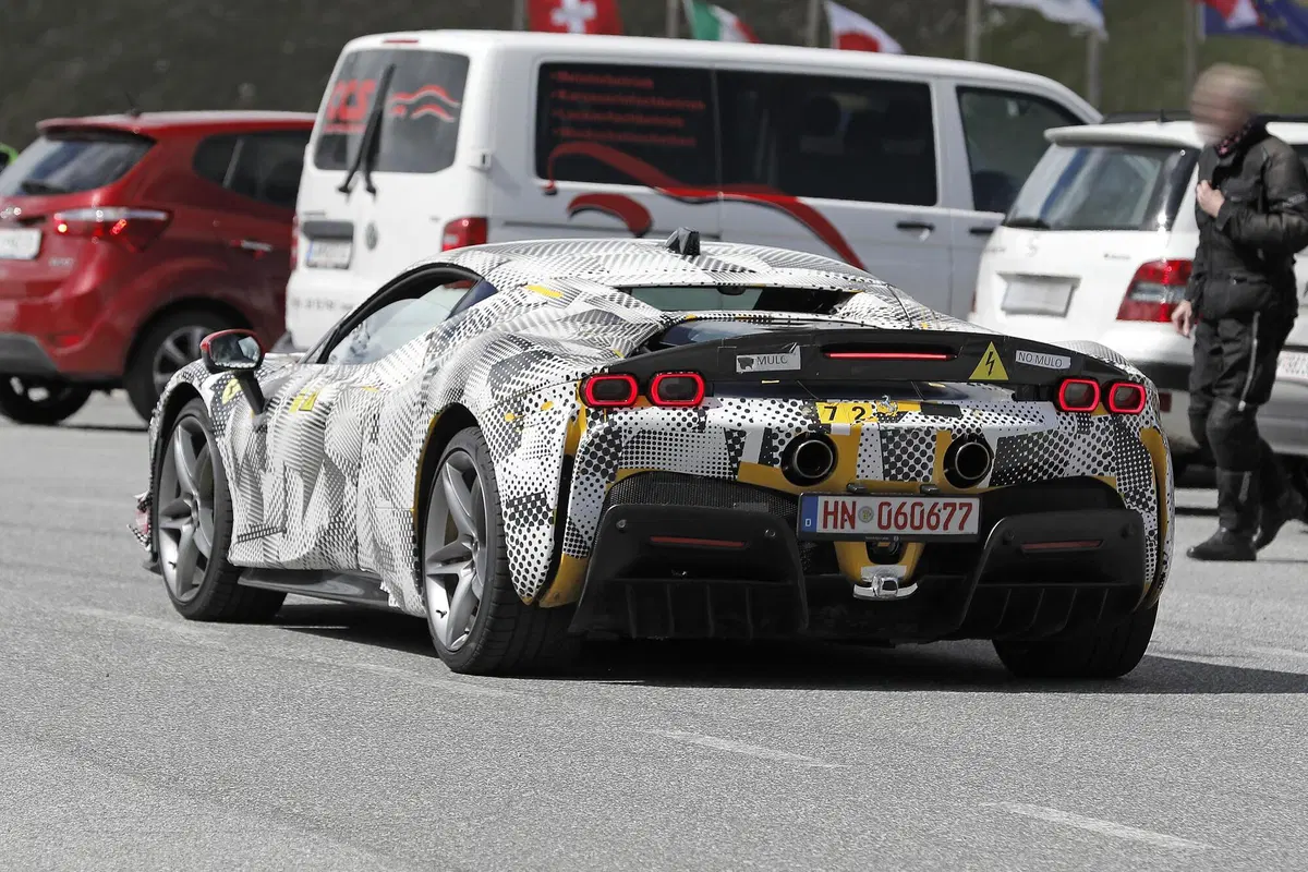 Ferrari SF90 Stradale, in arrivo una versione speciale? Le foto spia (7)