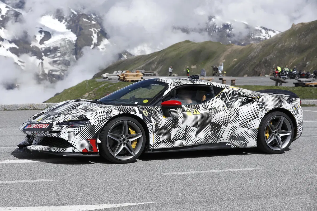 Ferrari SF90 Stradale, in arrivo una versione speciale? Le foto spia (8)