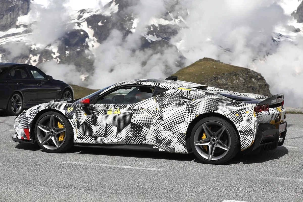 Ferrari SF90 Stradale, in arrivo una versione speciale? Le foto spia (10)
