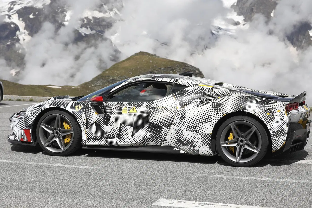 Ferrari SF90 Stradale, in arrivo una versione speciale? Le foto spia (9)