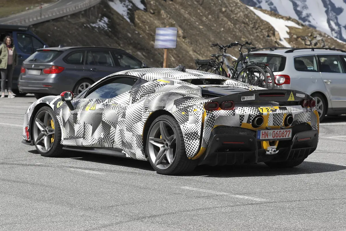 Ferrari SF90 Stradale, in arrivo una versione speciale? Le foto spia (11)