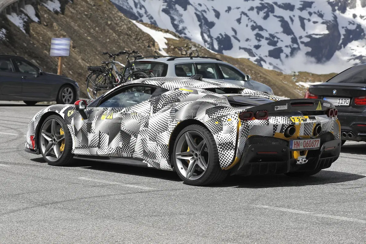 Ferrari SF90 Stradale, in arrivo una versione speciale? Le foto spia (12)