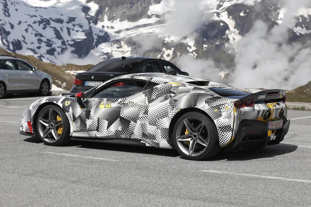 Ferrari SF90 Stradale, in arrivo una versione speciale? Le foto spia (13)