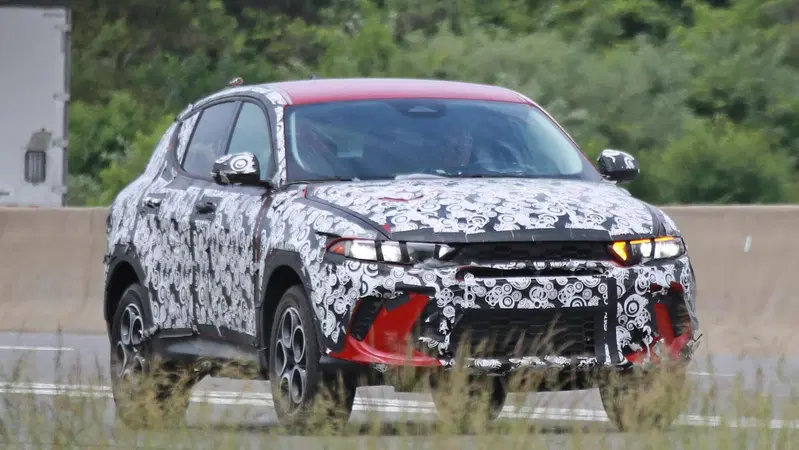 L'Alfa Romeo Tonale diventa americana: le foto spia della nuova Dodge
