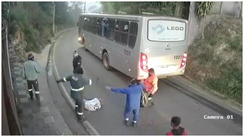 Il guidatore dell&#039;autobus si accorge che qualcosa non va... e forse salva una vita
