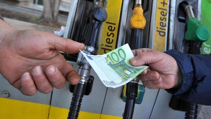 Il Codacons fa i conti con benzina e gasolio, e fanno paura. Chiesti interventi del Governo