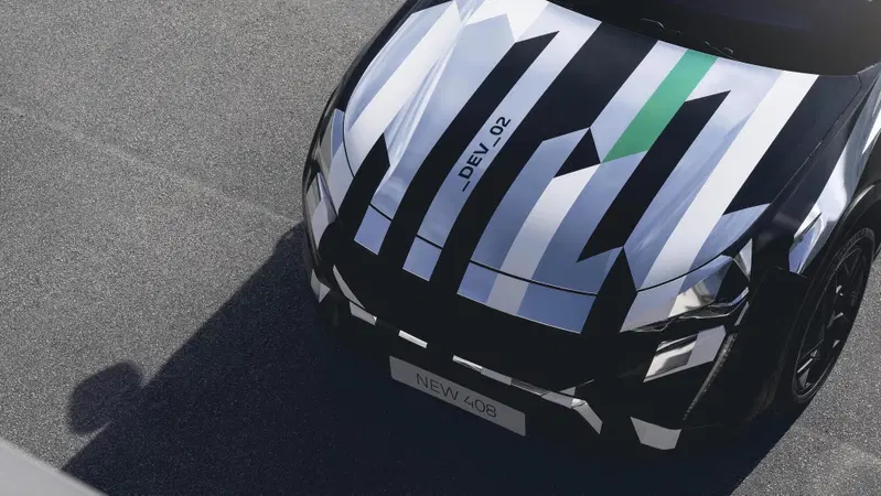 Nuova Peugeot 408 in arrivo il 22 giugno: la berlina fastback plug-in