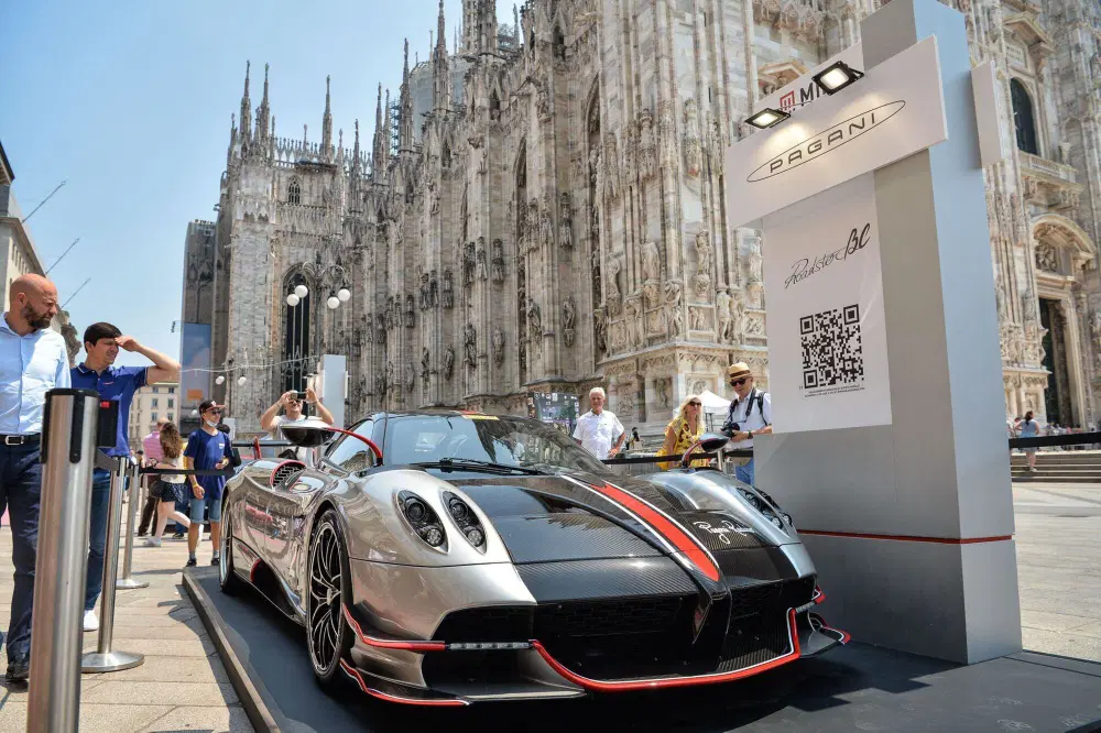Cos&igrave; come alla prima edizione del Mi.Mo. la pedana in "pole position" a fianco del Duomo &egrave; per una Pagani
