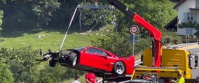 L&#039;incredibile &quot;danno svizzero&quot; ripreso in video: una Ferrari F40 incidentata a un raduno!