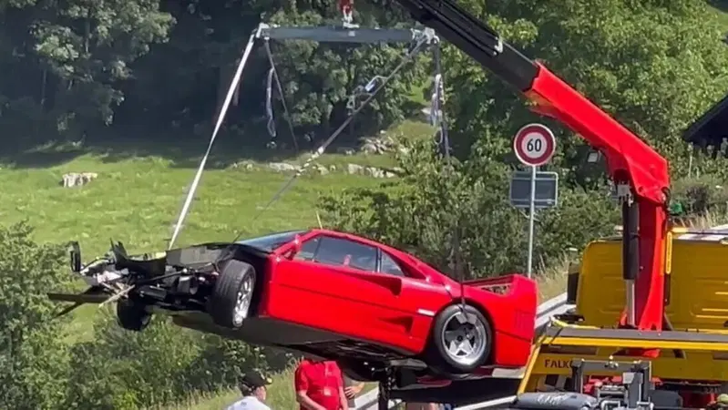 L'incredibile "danno svizzero" ripreso in video: una Ferrari F40 incidentata a un raduno!