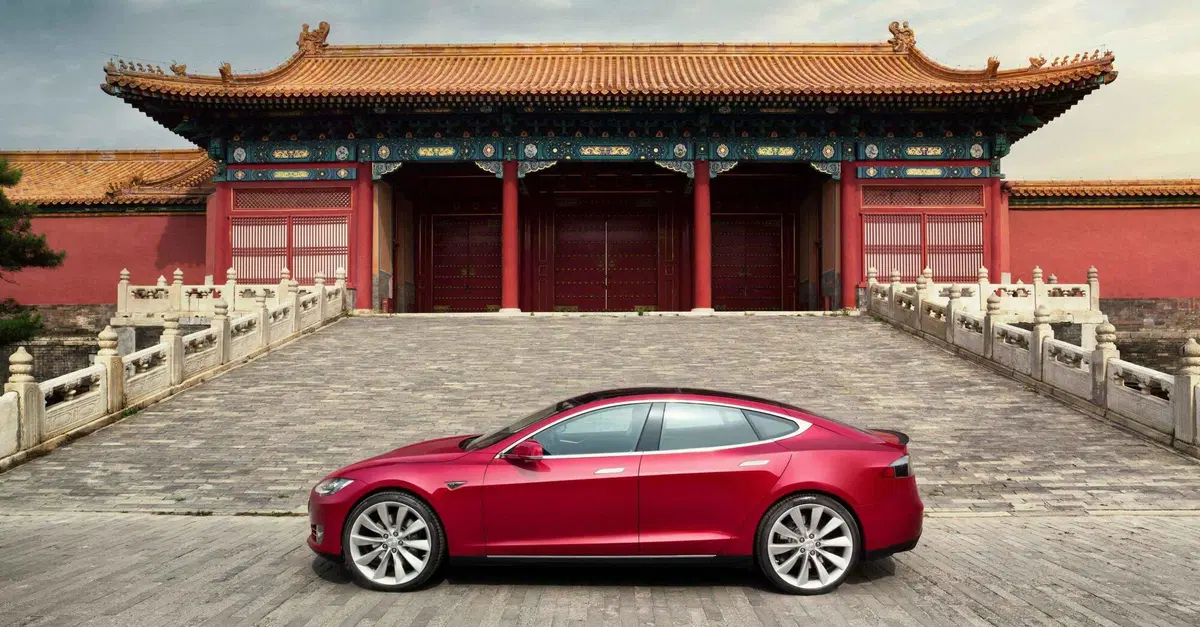 La Tesla - spia preoccupa i cinesi: vietato l'ingresso in citt&agrave;