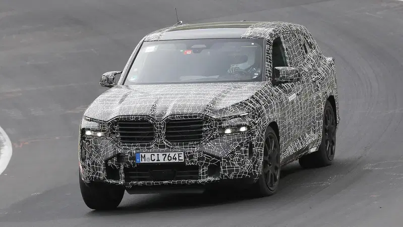 BMW XM, le foto spia del maxi SUV