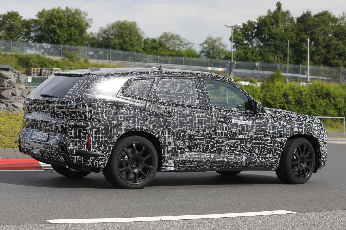 BMW XM, le foto spia del maxi SUV (13)