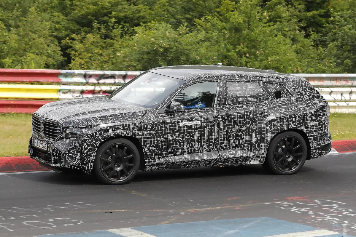 BMW XM, le foto spia del maxi SUV (11)
