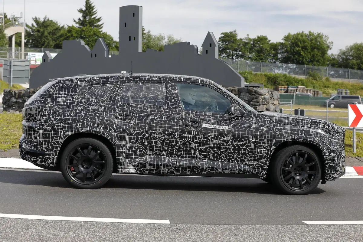 BMW XM, le foto spia del maxi SUV (16)