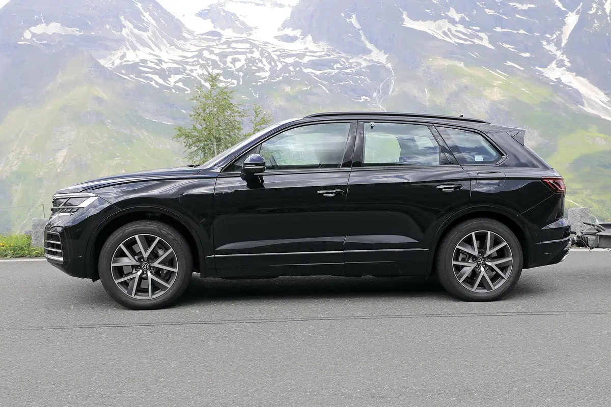 Volkswagen Touareg restyling, le foto spia  (8)