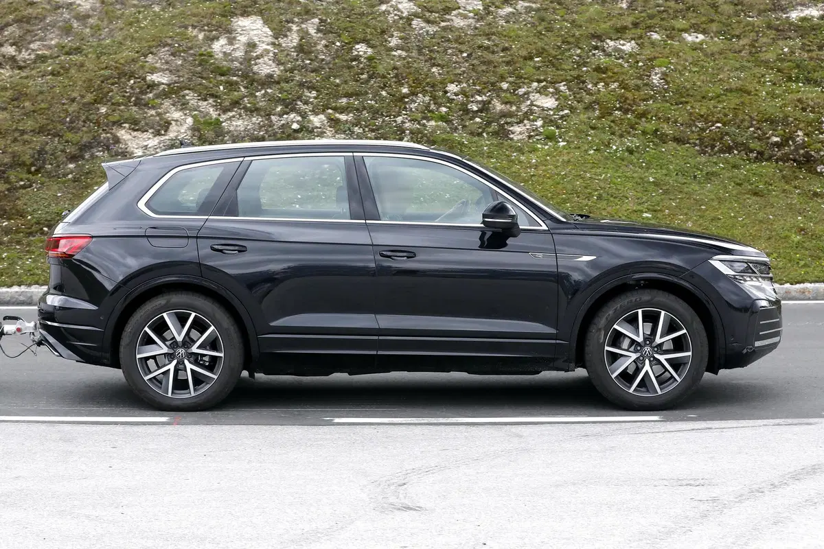 Volkswagen Touareg restyling, le foto spia  (17)