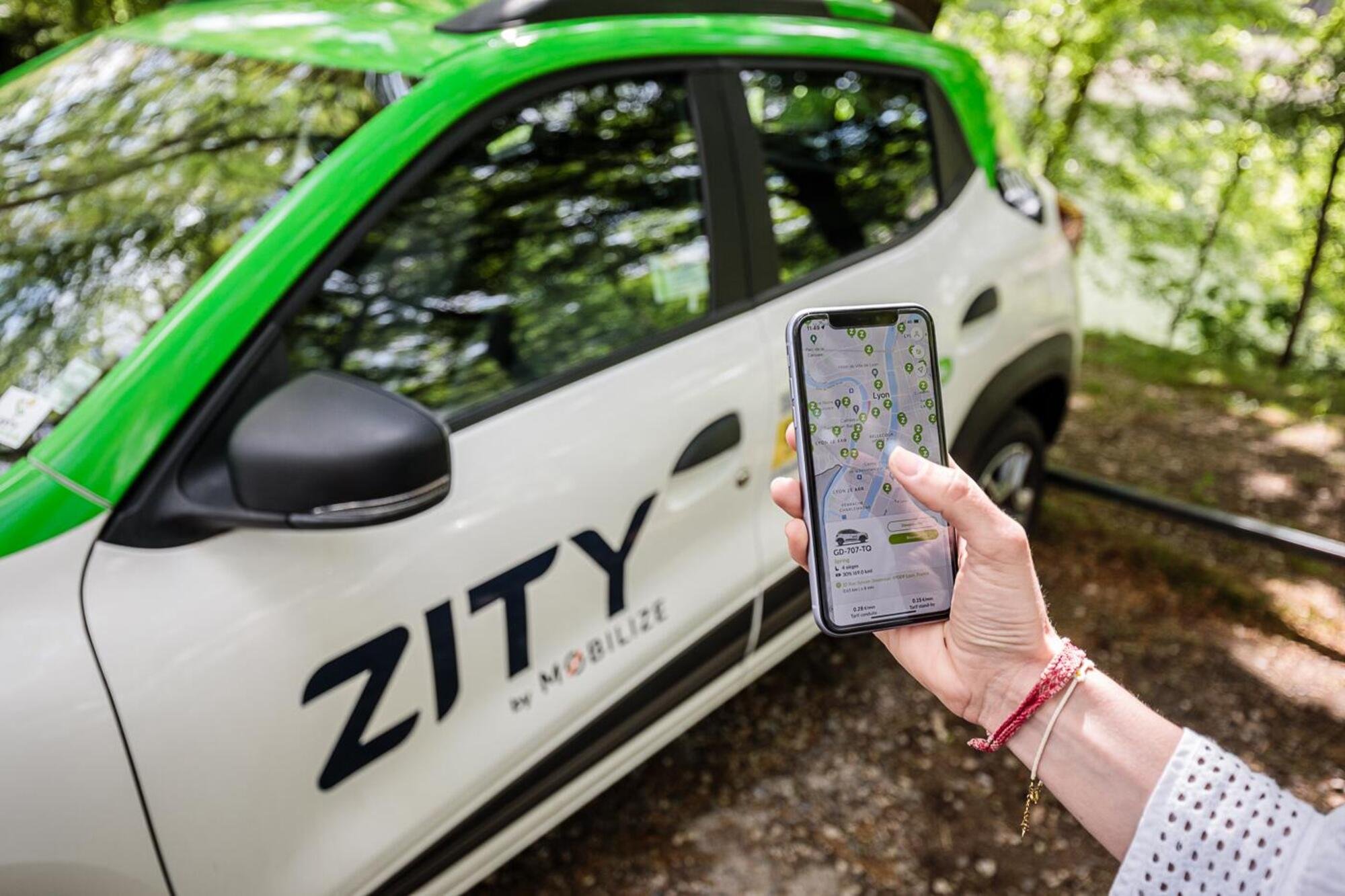 Il nuovo car-sharing di Milano con le Dacia Spring punta sul prezzo: ecco Zity [guida e tariffe]