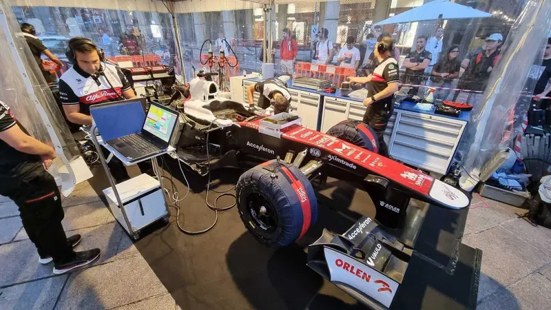 Sveglia Milano, c'&egrave; l'Alfa Romeo F1 che gira in centro con Bottas [Video]