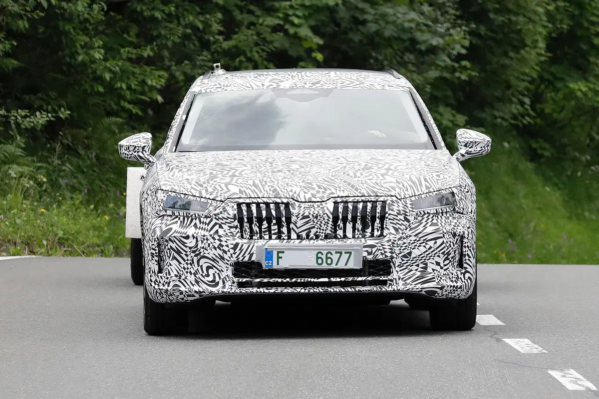 Nuova Skoda Superb, le foto spia (3)