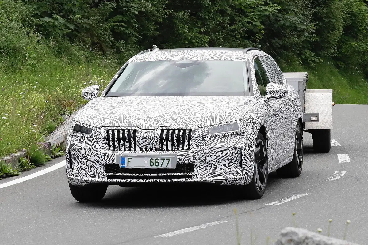 Nuova Skoda Superb, le foto spia (4)