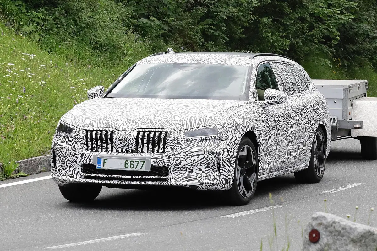Nuova Skoda Superb, le foto spia (5)