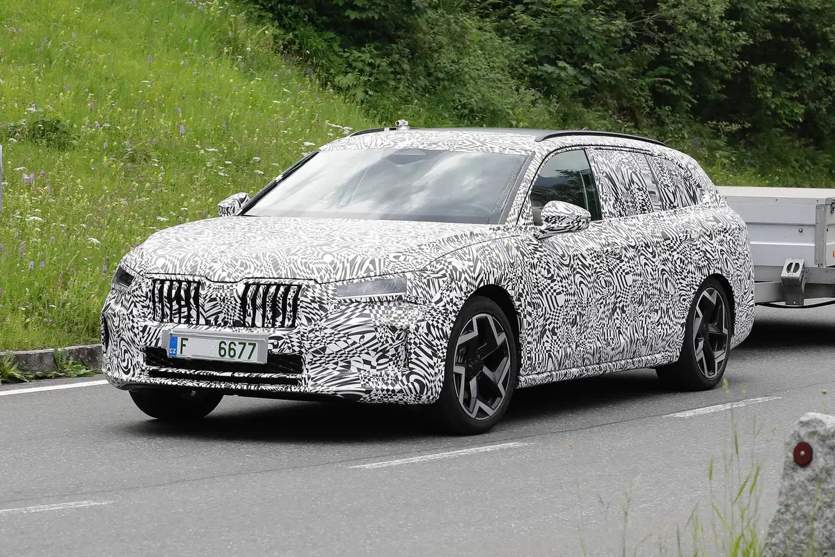 Nuova Skoda Superb, le foto spia (2)