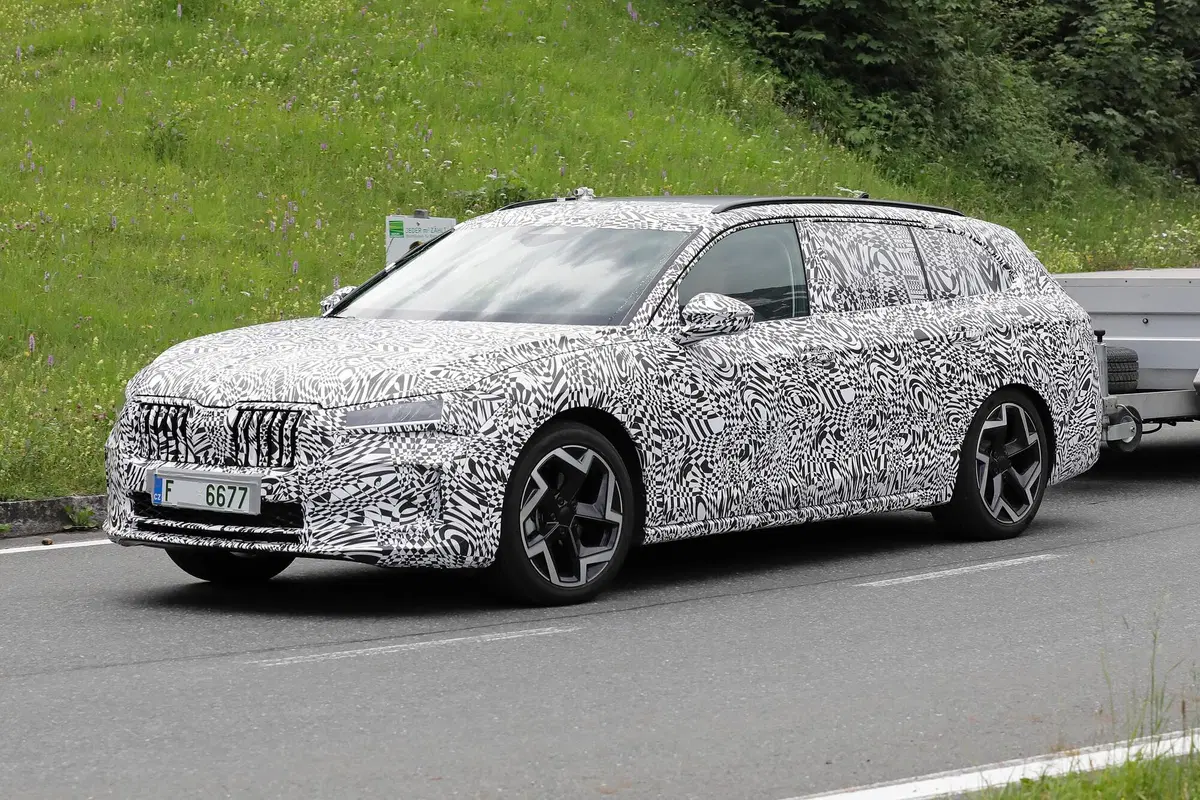 Nuova Skoda Superb, le foto spia (6)