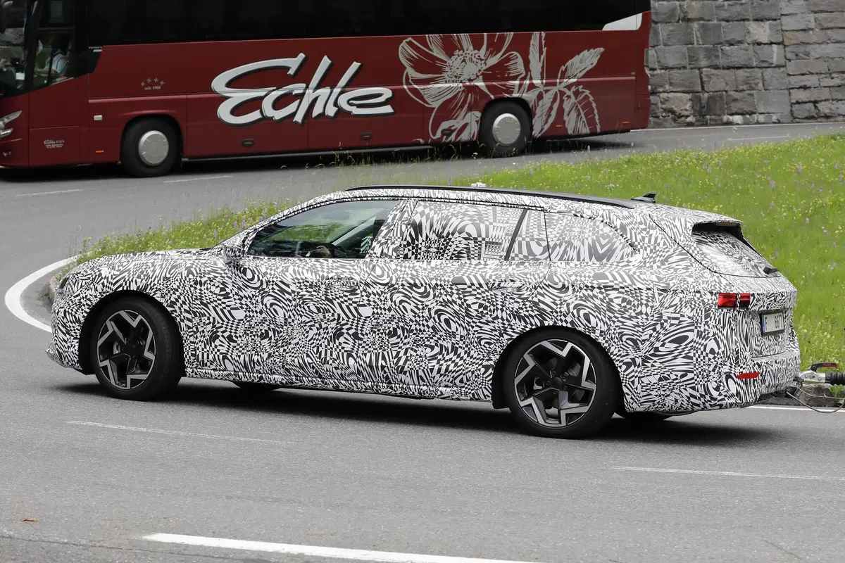 Nuova Skoda Superb, le foto spia
