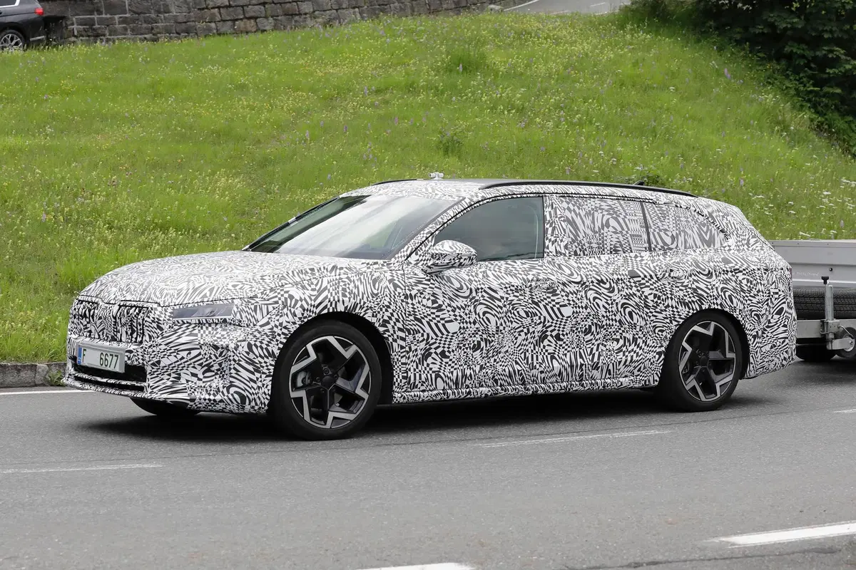 Nuova Skoda Superb, le foto spia (11)
