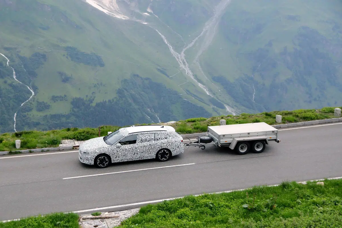 Nuova Skoda Superb, le foto spia (14)