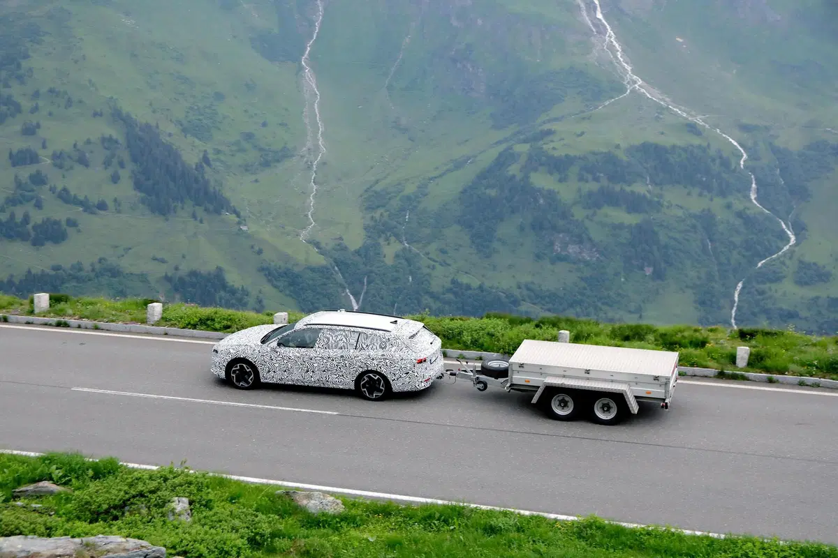 Nuova Skoda Superb, le foto spia (20)