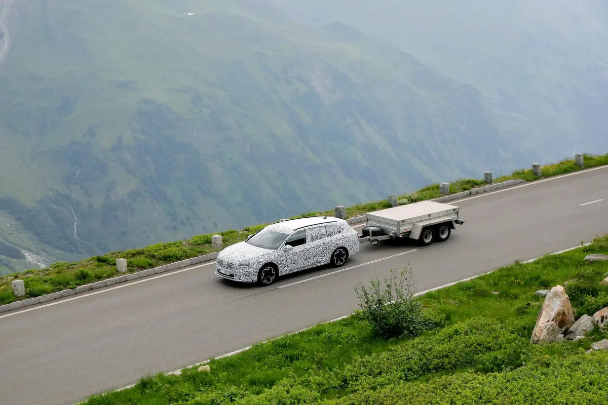 Nuova Skoda Superb, le foto spia (15)