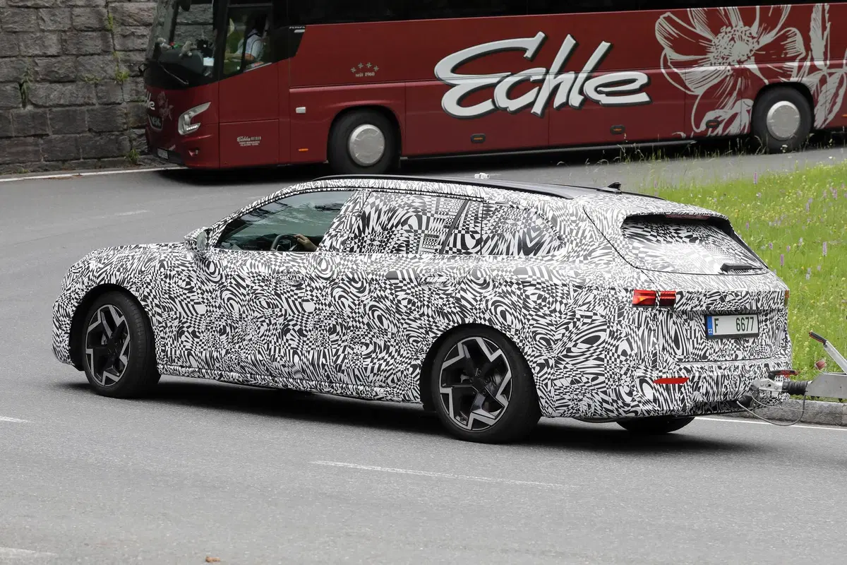 Nuova Skoda Superb, le foto spia (18)