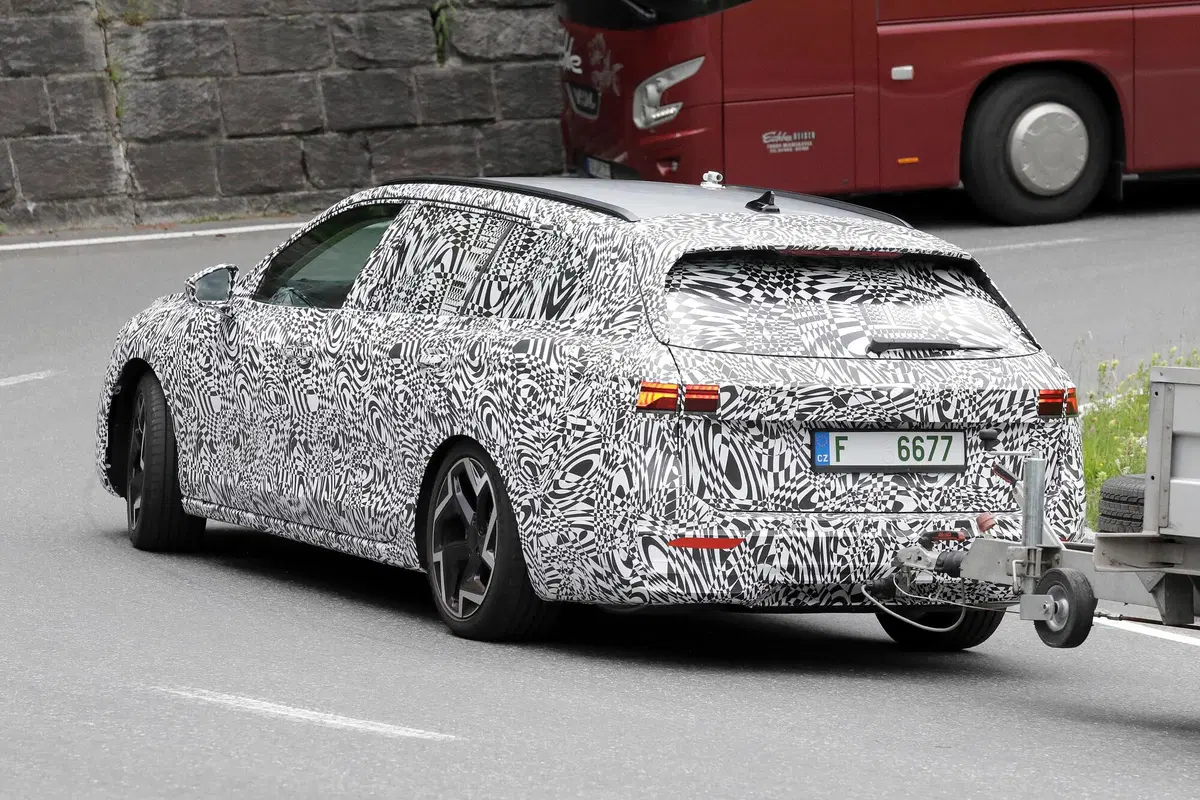 Nuova Skoda Superb, le foto spia (17)