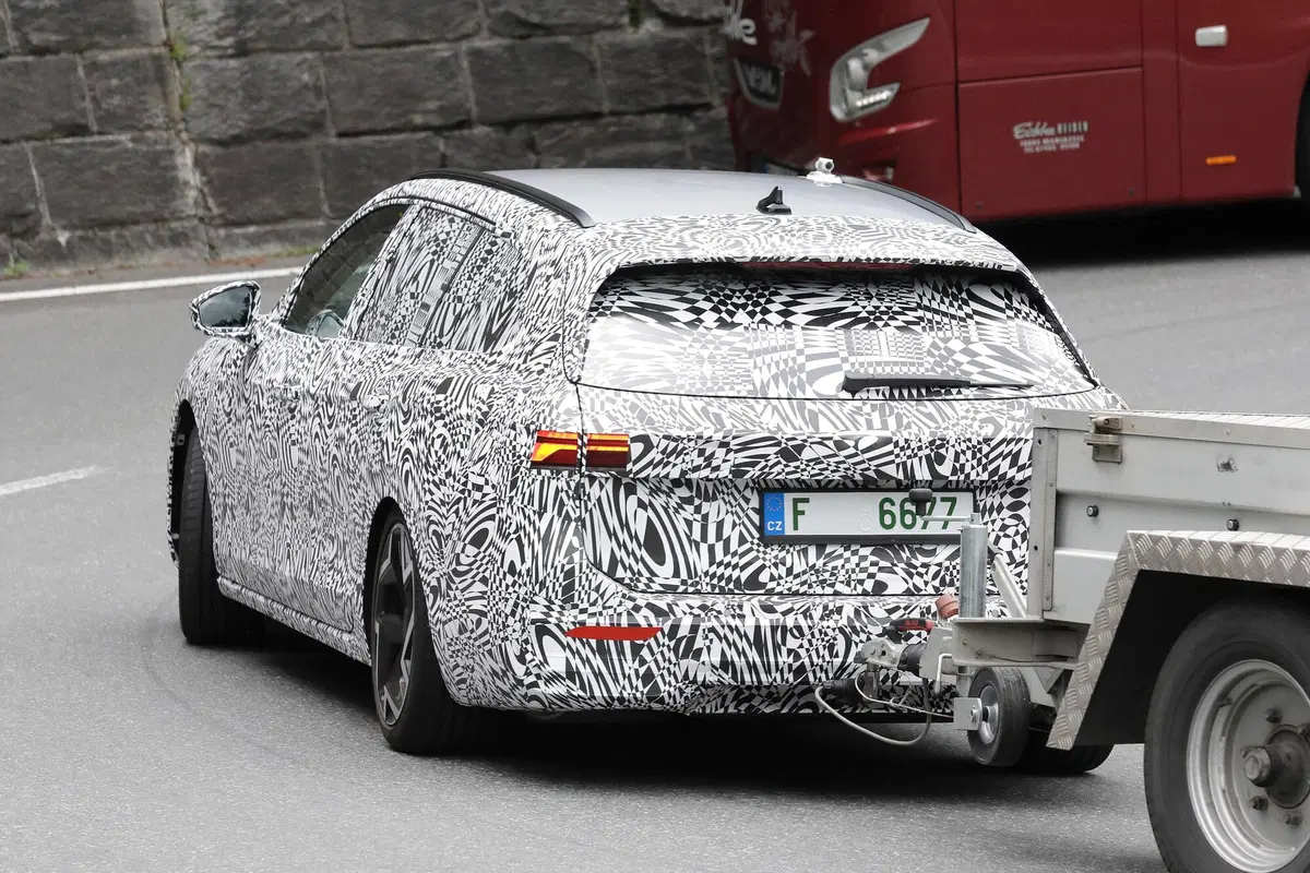 Nuova Skoda Superb, le foto spia (21)