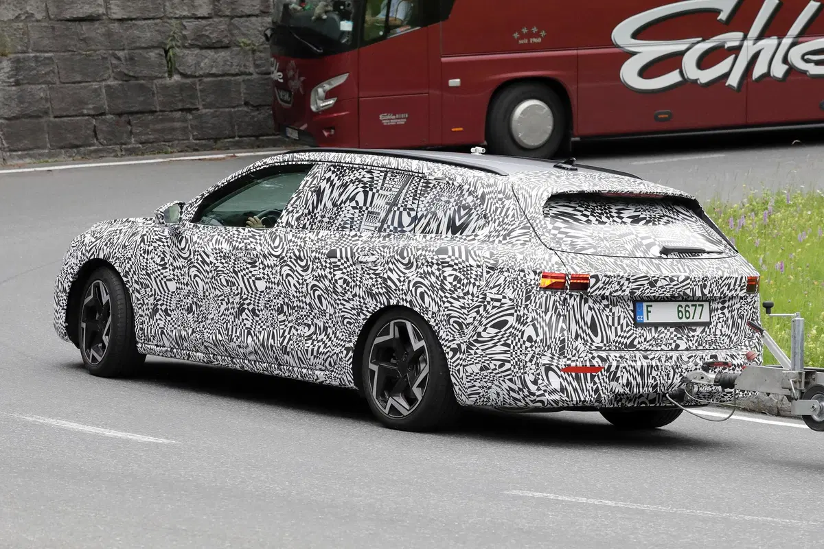 Nuova Skoda Superb, le foto spia (22)