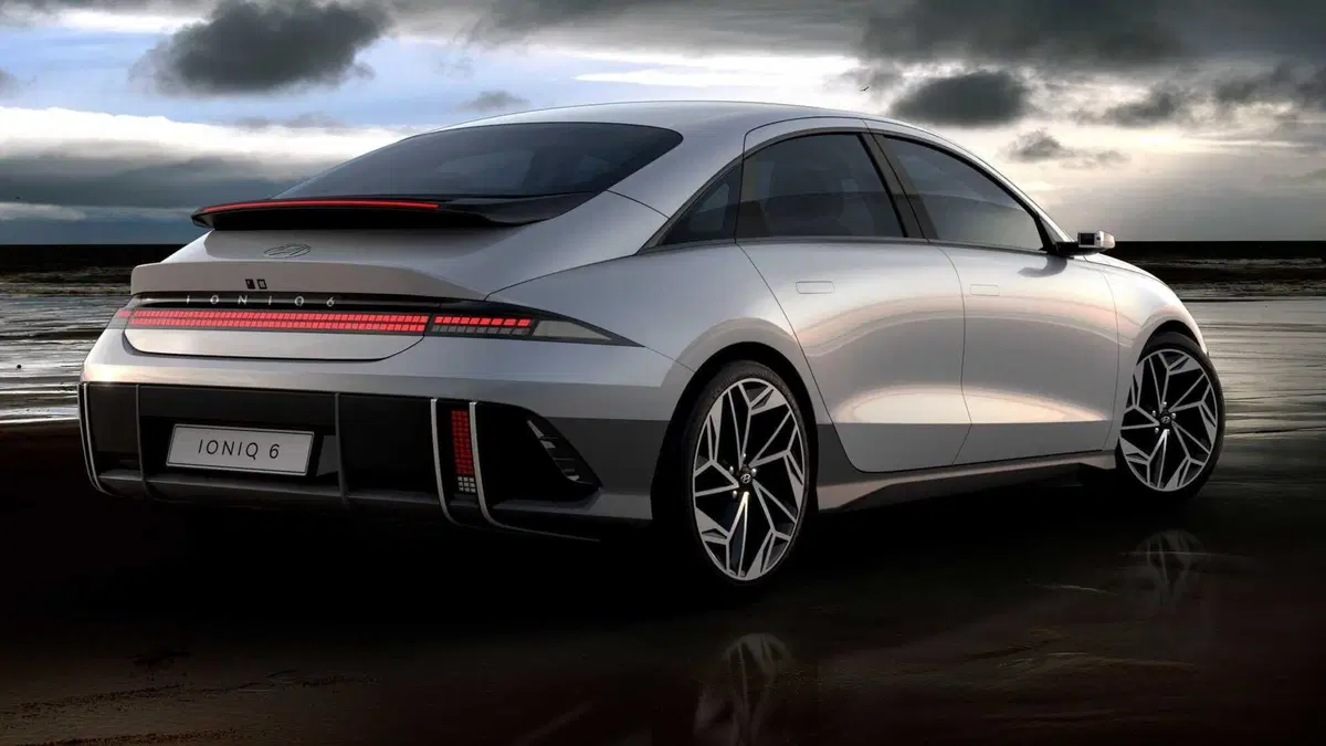 Hyundai Ioniq 6 mostra finalmente le sue forme (8)