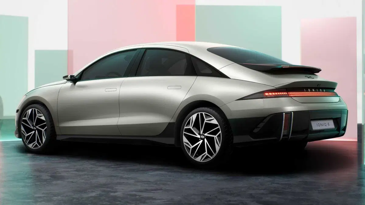 Hyundai Ioniq 6 mostra finalmente le sue forme (4)