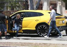 Ben Affleck e la Lamborghini Urus fa crash in retromarcia (col figlio) [VIDEO]