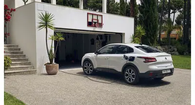 Citroen C4X e &Euml;-C4 X: c'&egrave; qualcosa fra le suv e le berline [VIDEO]