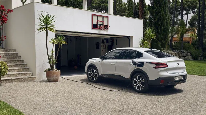 Citroen C4X e &Euml;-C4 X: c'&egrave; qualcosa fra le suv e le berline [VIDEO]