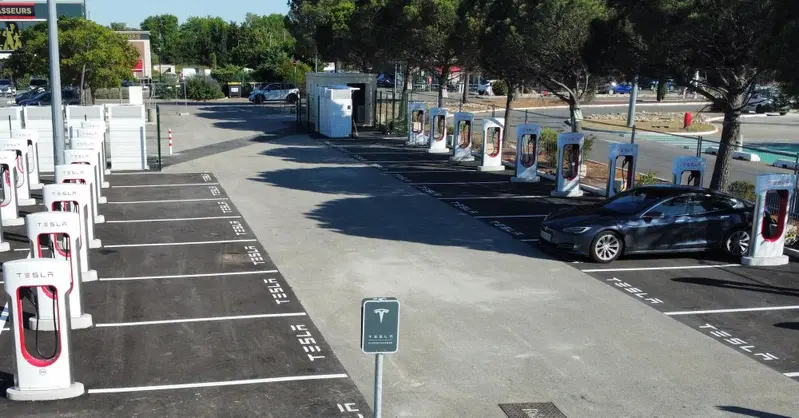 Tesla, aperta l'ottocentesima stazione Supercharger in Europa