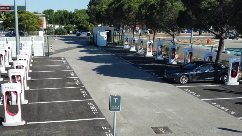 Tesla, aperta l'ottocentesima stazione Supercharger in Europa