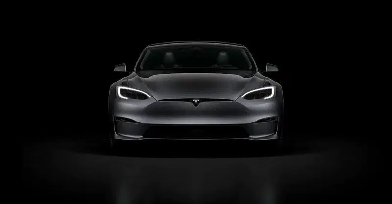 Tesla "brucia" il reparto Autopilot: licenziati 200 ingegneri