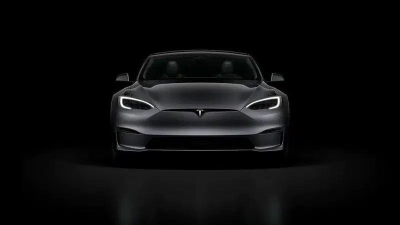Tesla "brucia" il reparto Autopilot: licenziati 200 ingegneri