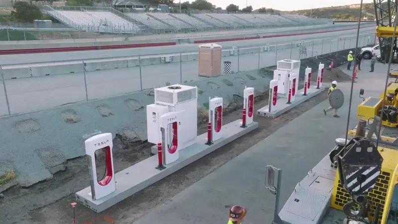 Tesla installa un Supercharger prefabbricato in 5 minuti [Video Laguna Seca]