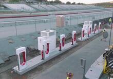 Tesla installa un Supercharger prefabbricato in 5 minuti [Video Laguna Seca]